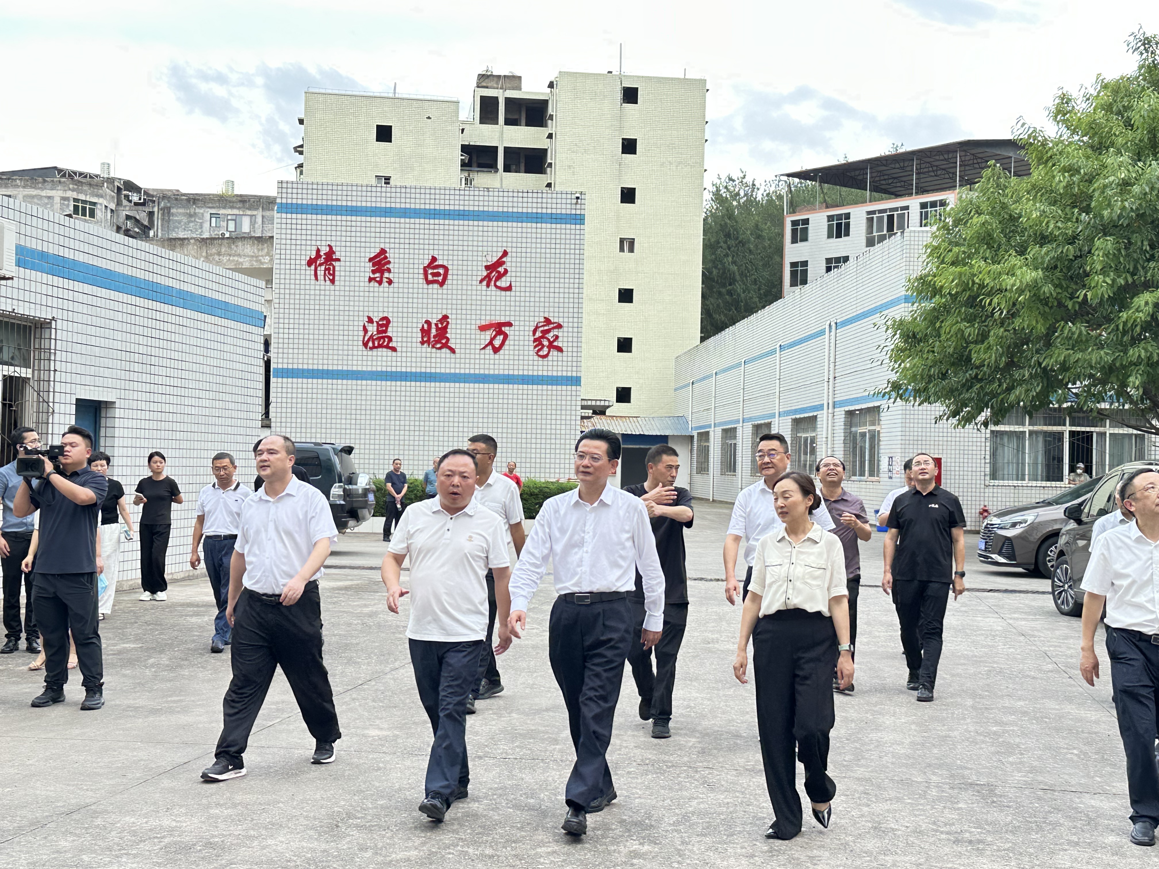 省供銷(xiāo)社黨組書(shū)記、理事會(huì)主任蔡邦銀深入通江縣白花棉業(yè)公司調(diào)研
